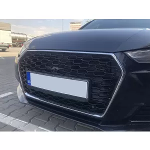 Grille type RS4 chrome/noir adapté pour Audi A4 B9 berline, break 2015-2019 avec ouvertures pour capteurs de stationnement-image-6145533