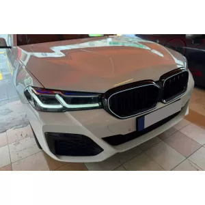 Iconic Glow illuminated kidney grilles suitable for BMW 5 Series G30, G31 2020-2023, black lacquer