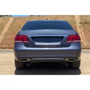 E300-Typ Diffusor mit verchromten Endrohren geeignet für den serienmäßigen Heckstoßfänger des Mercedes E-Klasse W212, S212 2014-2016, -oo--oo-, mit verchromtem Zierleisten-image-6150620