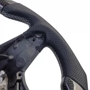 Volante sportivo con carbonio reale e pelle perforata, adatto per VW T6.1 senza palette del cambio-image-6194404