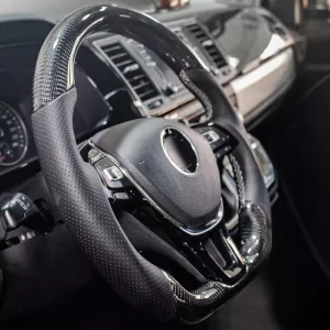 Volante sportivo con carbonio reale e pelle perforata per VW T6.1 con palette del cambio-image-6207570