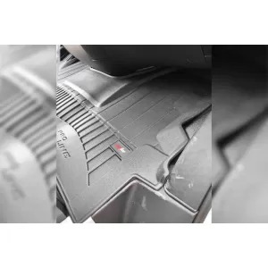 Covor de cauciuc specific, potrivit pentru Iveco Daily VI după 2014, set dintr-o singură piesă, culoare neagră, cu garanție de 24 de luni-image-6222049