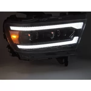 Set di fari a LED tuning adatto per Dodge Ram 1500 2019-2022 con base nera, dotato di indicatori di direzione dinamici, per il modello con luci DRL di fabbrica, con funzione 