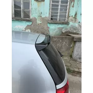 image-1-Hátsó ablak spoiler Volkswagen Golf 5-höz, zongoralakk fekete színben